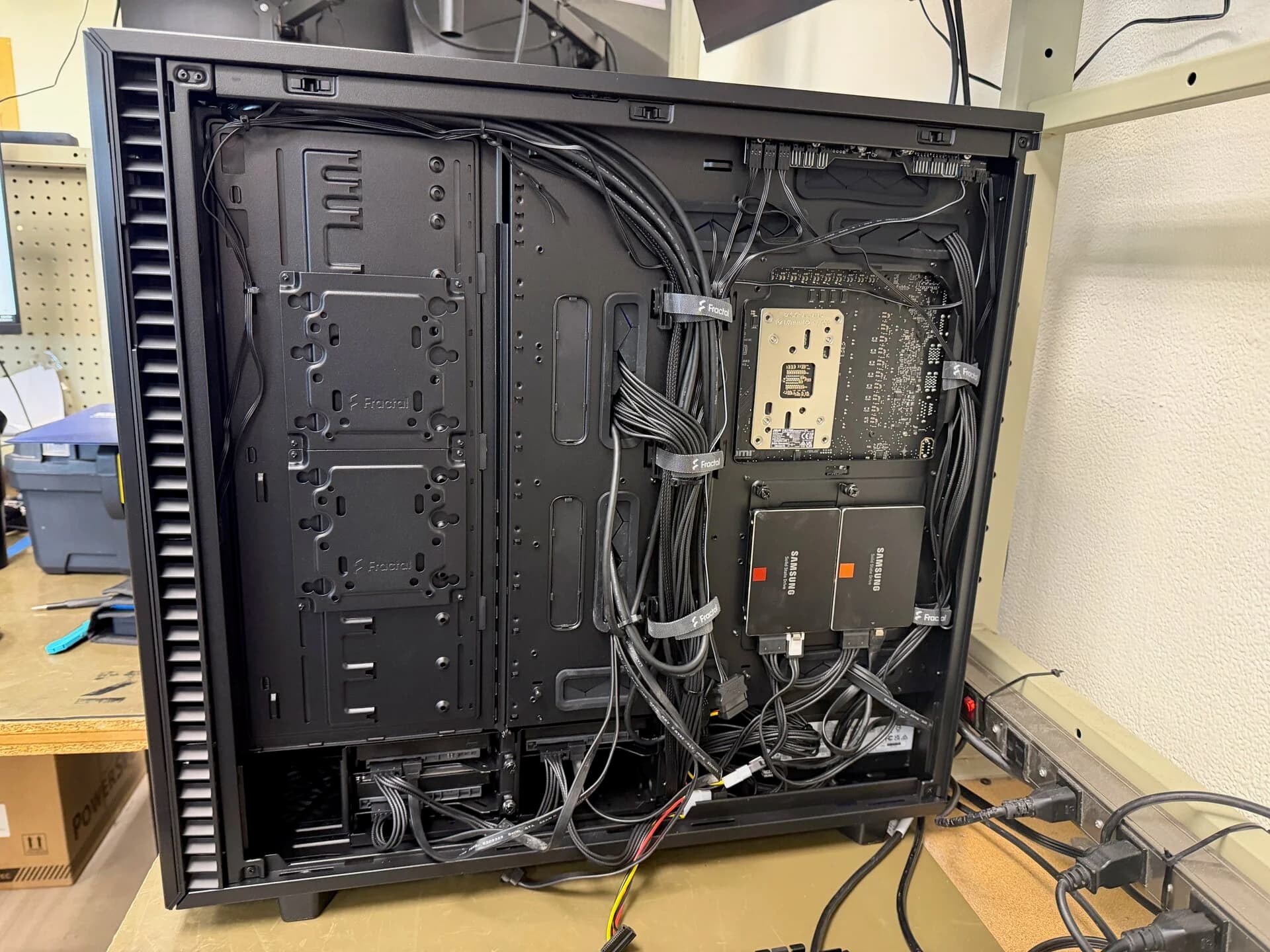 HDs management on this case is a bit different, but 4 large capacity 3.5 inch HDs are connected, and two SSDs. Also on the front, I have 3 NVMe M.2 drives with multiple boot selections