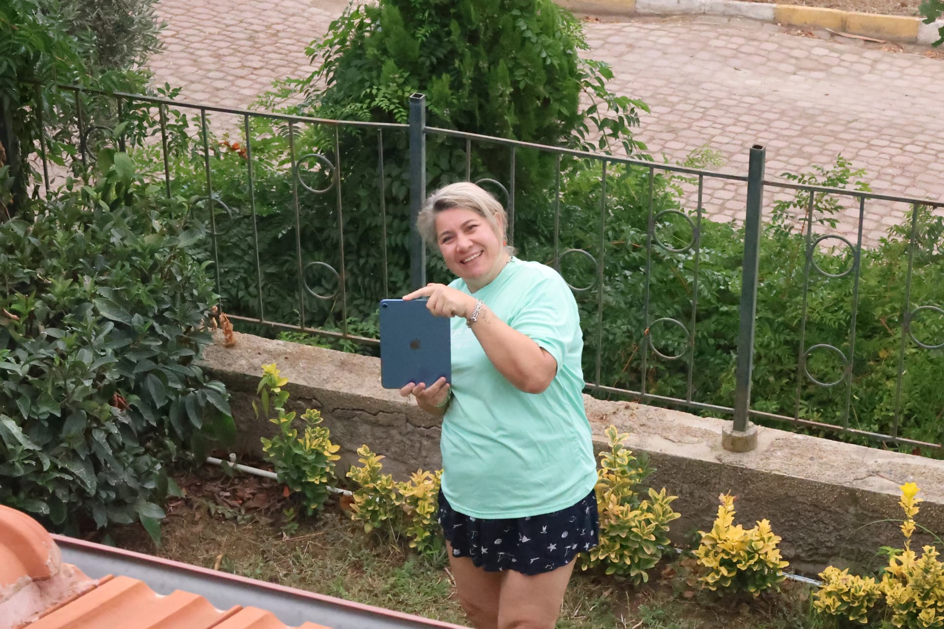 Isil taking pictures with iPad