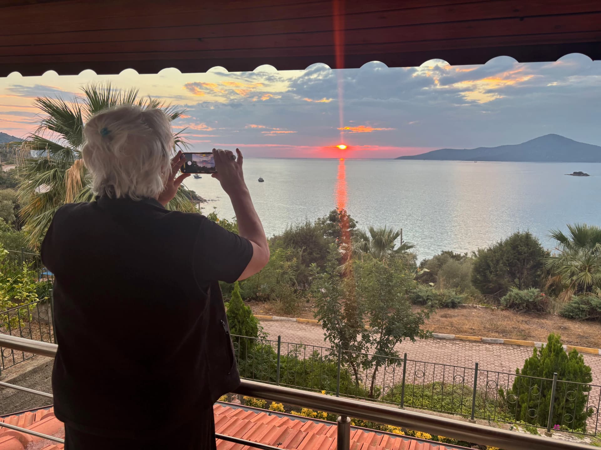 Nefis snapping the sunset